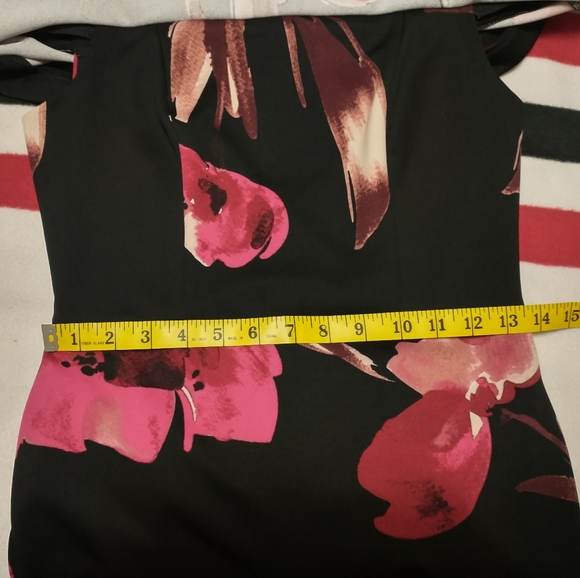 Le Chateau off the shoulder floral dress - Picture 6 of 9